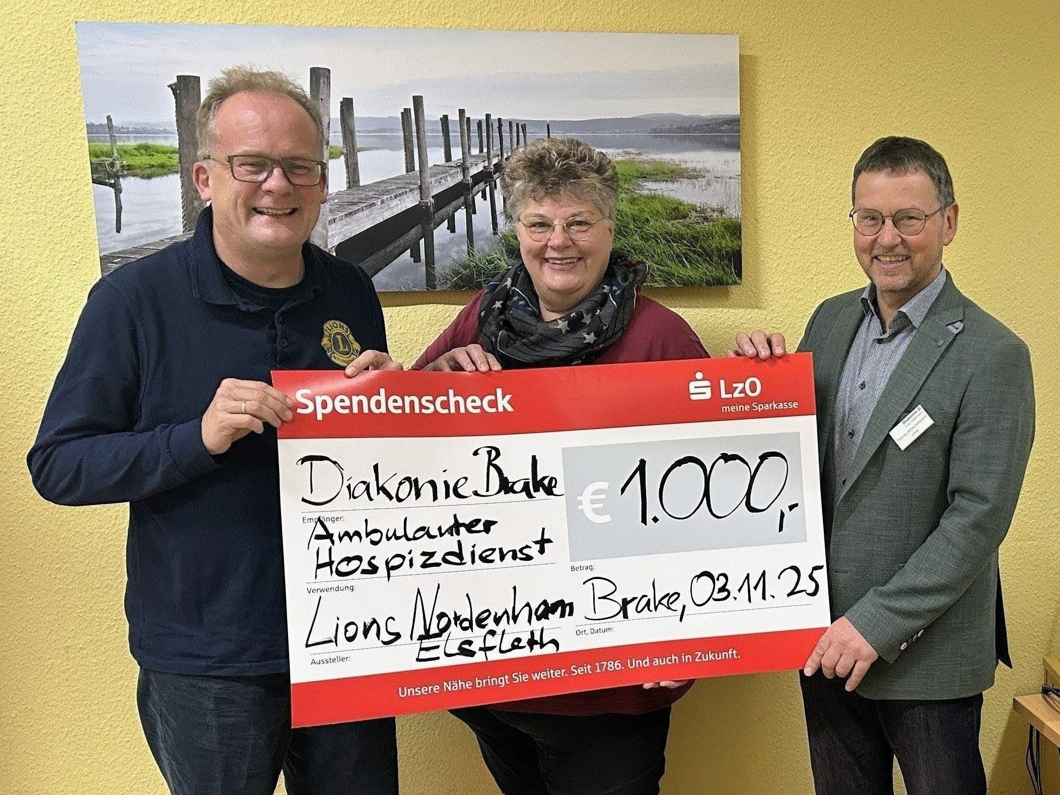Burkhard Stamer, Vizepräsident des Clubs, übergibt symbolischen Scheck an Frauke Renken (Koordinatorin des Hospizdienstes) und Thomas Scheurenbrand (Leiter des Kreisdiakonischen Werkes Wesermarsch) (v.l.).