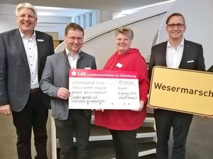Andreas Voller, Regionaldirektion der LZO Wesermarsch, Thomas Scheurenbrand, Leiter des Diakonischen Werkes Wesermarsch, Frauke Renken, Koordinatorin des Hospizdienstes, und Landrat Stephan Siefken bei der Spendenübergabe.