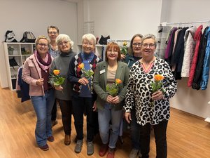 Sieben Frauen, darunter vier Ehrenamtliche und drei Vertreterinnen der Diakonie, stehen lächelnd nebeneinander im wiedereröffneten Secondhand-Laden Second Design in Nordenham.