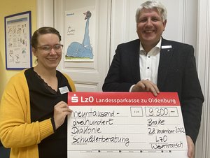 Andreas Vollert, LzO Regionaldirektor Privatkunden der LzO in der Wesermarsch, übergibt den Spendenscheck an Marie Theres Bücking, Leiterin des Kreisdiakonischen Werkes Wesermarsch. Foto: Kerstin Kempermann