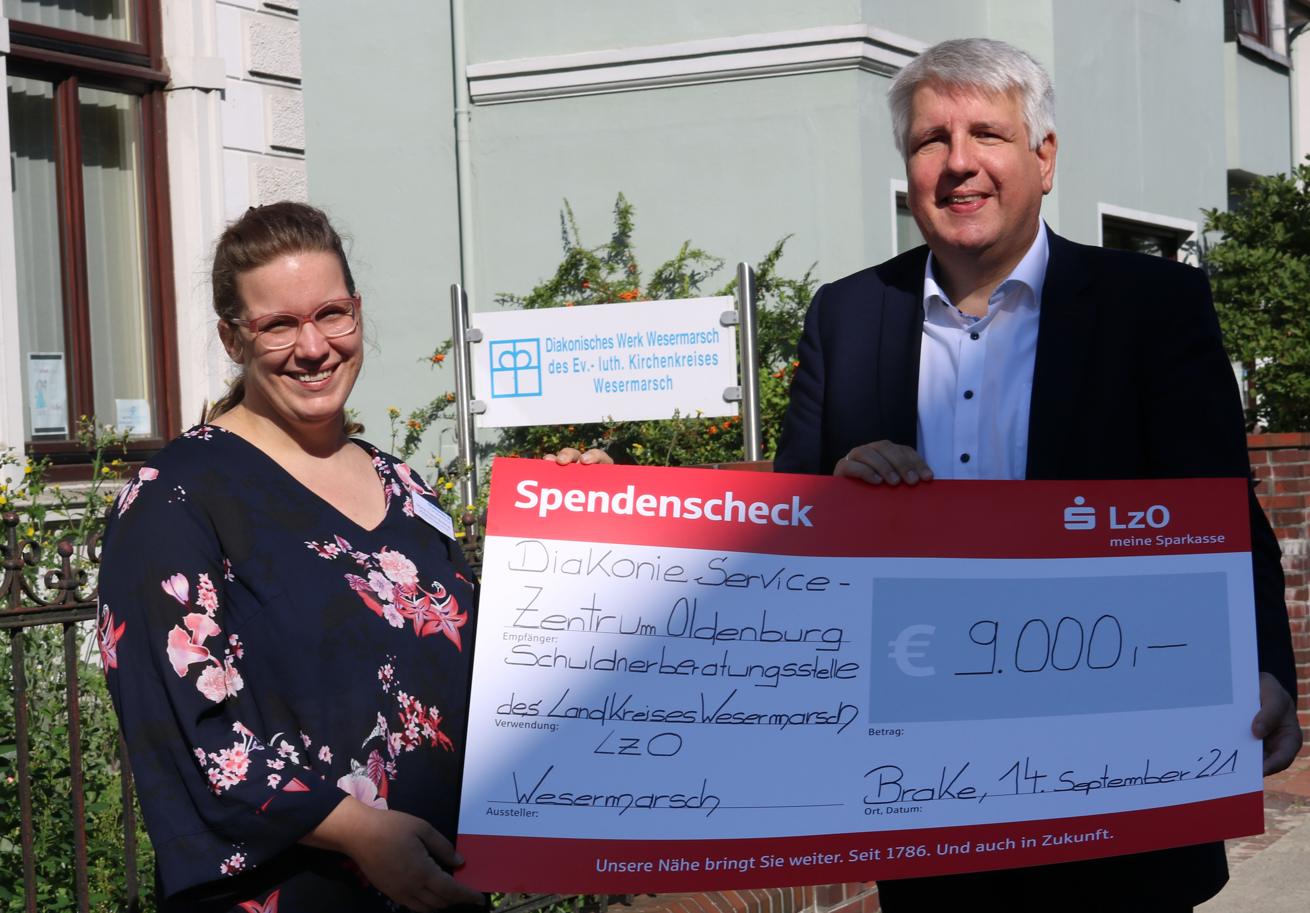 Spendenübergabe Bücking Vollert 1 Andreas Vollert, Leiter Privatkunden der Regionaldirektion Wesermarsch der LzO überreichte den Spendenscheck an Marie Theres Bücking, Geschäftsführerin des Kreisdiakonischen Werkes Wesermarsch. Foto: Kerstin Kempermann