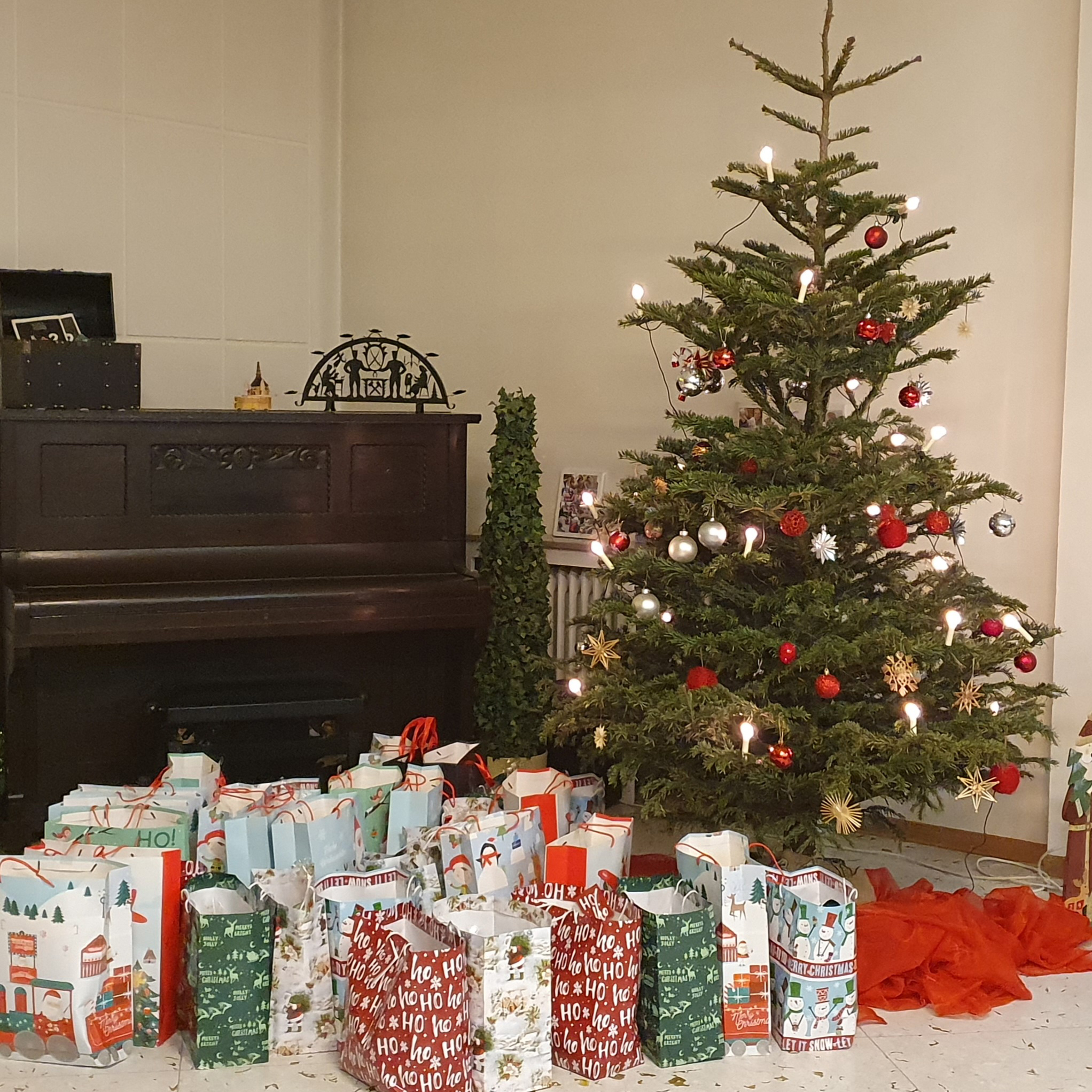 Die Weihnachtstüten wurden von den Ehrenamtlichen gepackt. Foto: Julia Durchdenwald