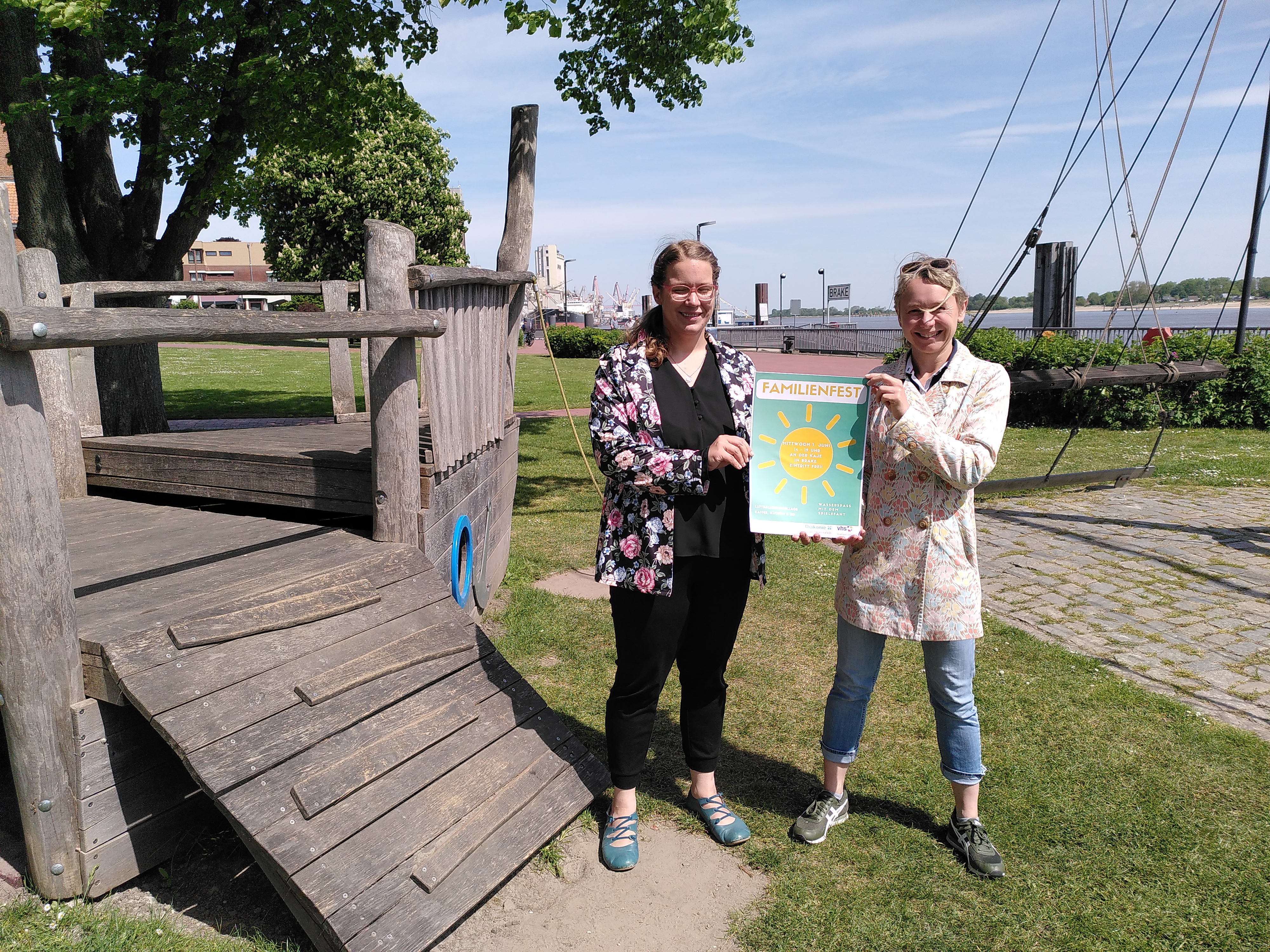 Die Organisatorinnen Marie There Bücking (links) und Janine Claßen an der Braker Kaje. Foto: Diakonisches Werk in der Wesermarsch